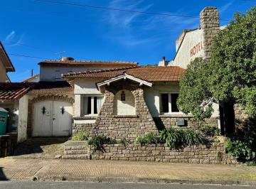 Casa · 240m² · 4 Ambientes · 1 Cochera · Chalet en Playa Grande Apto Uso Comercial