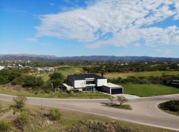 Casa · 420m² · 6 Ambientes · 2 Cocheras · Casa en Venta en El Terrón – Fondo Golf y Vista a Las Sierras | 3 Dorm. en Suite + Pileta Clim.