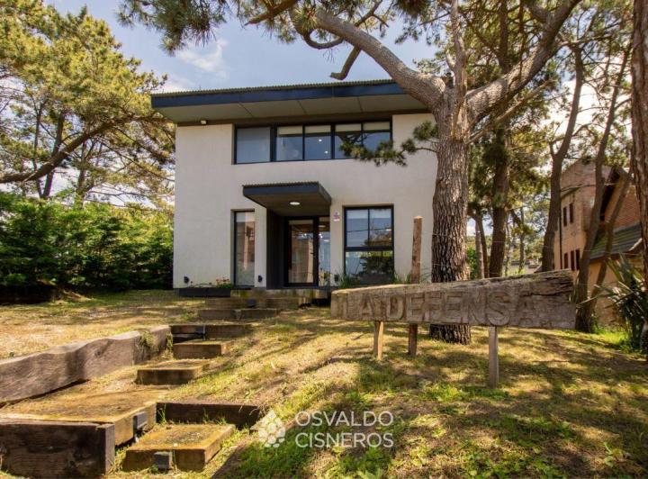 Casa · 100m² · 4 Ambientes · 1 Cochera