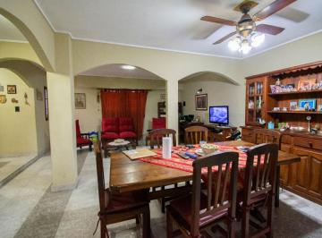 Casa · 160m² · 5 Ambientes · 1 Cochera · Casa Venta La Plata 2 Dorm. Quincho Pileta