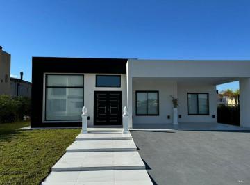 Casa · 220m² · 4 Ambientes · 1 Cochera · Hermosa Casa a La Venta en Lagos de Canning