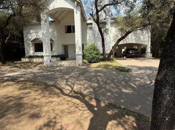 Casa · 500m² · 15 Ambientes · 2 Cocheras · Casa en Venta Las Delicias - Fondo Golf