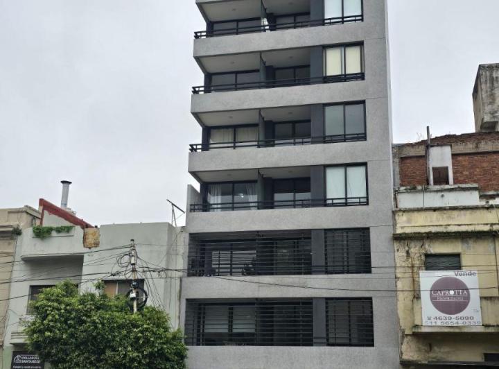 Monoambiente a Estrenar; Excelente Ubicación, Muy Luminoso, Balcón, Placard y Muy Bajas Expensas