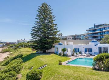 Casa · 526m² · 6 Dormitorios · 5 Cocheras · Casa Sobre El Mar en Alquiler en La Barra de 6 Dorm. - Febrero