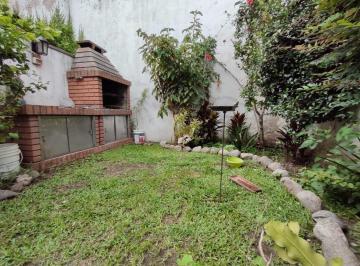 Casa de 5 ambientes, Caballito · Fantástico Triplex con Garage, Patio, Jardín, Parrilla en Excelente Estado