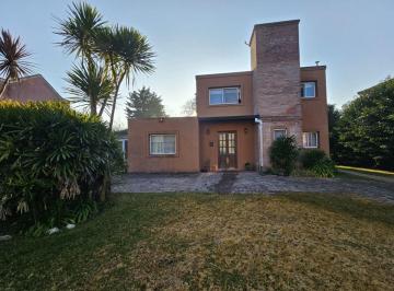 Casa · 177m² · 4 Ambientes · 2 Cocheras · Casa 177 m² con 3 Dorm. en Venta en Buen Retiro