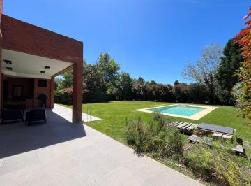 Casa de 4 ambientes, Cañuelas · Casa en Venta La Martona 3 Dorm. (1 en Suite) con Pileta