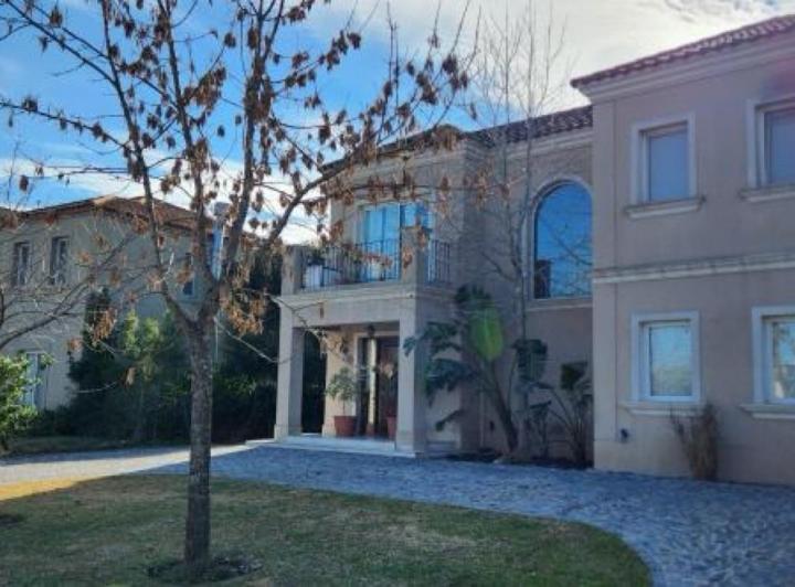 Casa · 200m² · 6 Ambientes · 1 Cochera