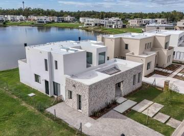 Casa · 223m² · 7 Ambientes · 3 Cocheras · Casa en Venta, Al Agua, de 7 Ambientes, en Barrio Santa Ana