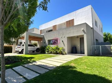 Casa · 267m² · 5 Ambientes · Casa en Venta en Santa Guadalupe, Pilar del Este, Pilar
