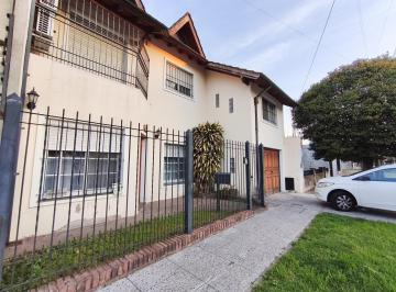 Casa · 215m² · 5 Ambientes · 2 Cocheras · Excelente Casa a La Venta en Villa Luzuriaga!