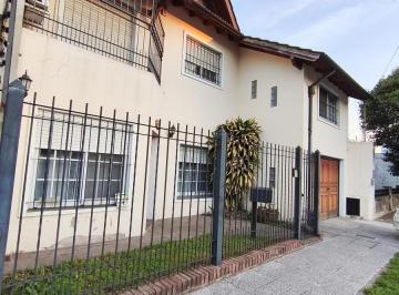 Casa · 215m² · 5 Ambientes · 2 Cocheras · Casa en Lote Propio a La Venta de 5 Ambientes con Patio, Parrilla y Dos Cocheras en Villa Luzuriaga!