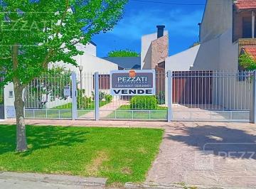 Casa · 80m² · 3 Ambientes · 3 Cocheras · Casa en Venta. Zona Parque Luro. 2 Dorm.. 2 Baños. Garage. Parque