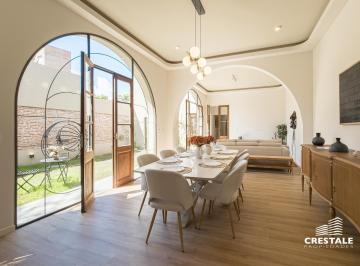 Casa · 203m² · 6 Ambientes · 1 Cochera · Venta - Casa 3 Dorm. con Jardín y Piscina - Lourdes - Rosario.