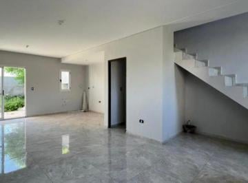 Casa · 80m² · 3 Ambientes · 2 Cocheras · Duplex en Venta 2 Dorm. 2 Baños en Valle Cercano