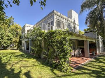 Casa · 416m² · 9 Ambientes · 2 Cocheras · Casa en Venta en Inmejorable Zona con un Gran Lote con 5 Dorm. en San Isidro.