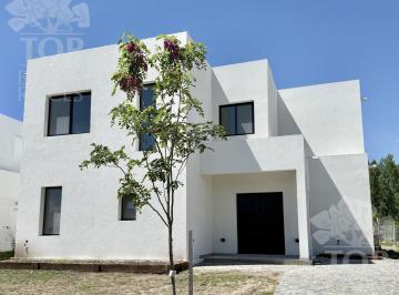 Casa · 194m² · 6 Ambientes · Casa en Venta en Santa Ana - Villanueva