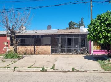 Casa · 81m² · 3 Dormitorios · 1 Cochera · Casa Independiente 3 Dorm. Sobre Av en Las 500 Viviendas!