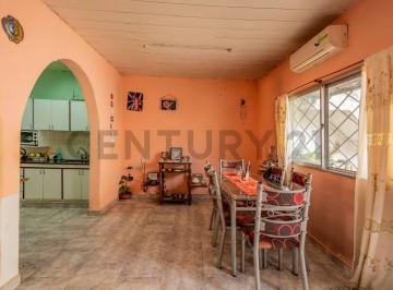 Casa · 92m² · 2 Ambientes · 1 Cochera · Venta Casa 2 Ambientes con Cochera en Wilde – Lote Propio con Jardín, Patio y Terraza