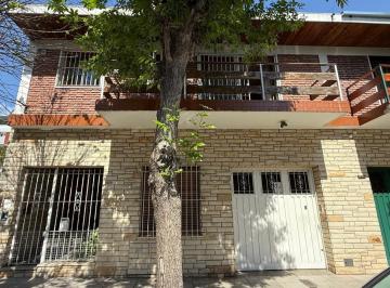 Casa de 5 ambientes, Vicente López · Excelente Chalet 5amb con 2 Galpones y Oficina