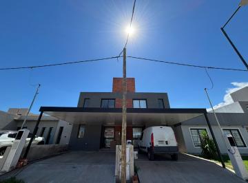 Casa · 100m² · 5 Ambientes · 2 Cocheras · Se Vende Duplex en Docta de 3 Dorm.