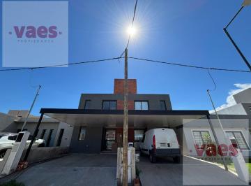 Casa · 100m² · 5 Ambientes · 2 Cocheras · Se Vende Duplex en Docta de 3 Dorm.