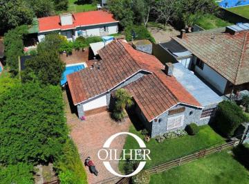 Casa de 6 ambientes, Villa Gesell · Zona Centro - Norte. Casa en Venta con Cochera y Pileta.
