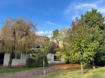 Casa · 180m² · 4 Ambientes · 2 Cocheras · Casa con Gran Jardín Alquiler Temporario en Maschwitz Priv