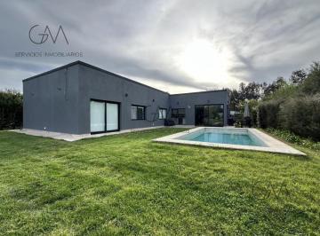 Casa · 220m² · 4 Ambientes · 1 Cochera · Casa en Venta Arenas del Sur