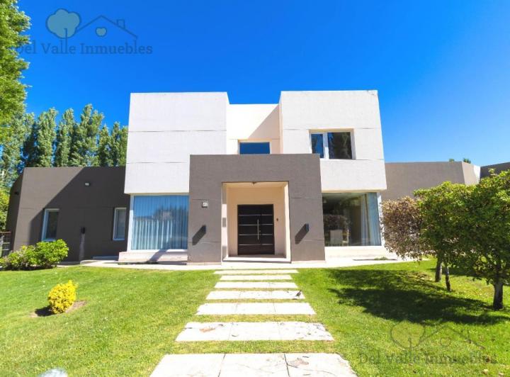 Casa · 2000m² · 8 Ambientes · 6 Cocheras