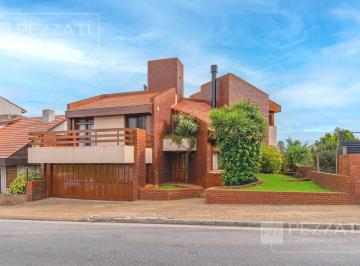 Casa · 320m² · 4 Ambientes · 2 Cocheras · Casa en Alquiler. 3 Dorm.. Escritorio o Sala de Estar. Jardin, Garage Doble. Quincho