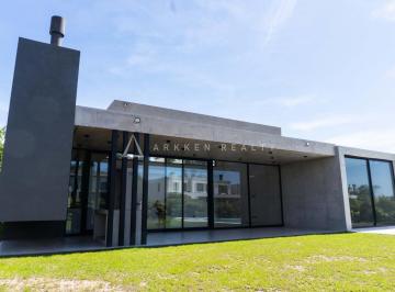 Casa · 213m² · 6 Ambientes · 4 Cocheras · Casa en Venta en Pilará