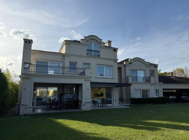 Casa · 620m² · 7 Ambientes