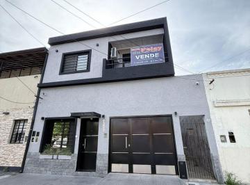 Casa de 5 ambientes, Lanús · En Venta Casa 5 Ambientes con Garage, Balcon, Fondo Libre y Quincho en Lanus, Excelente Estado