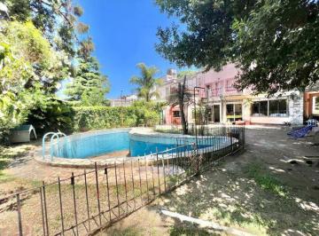 Casa · 400m² · 7 Ambientes · 2 Cocheras · Casa de 550 m con 7 Ambientes, Doble Cochera, Jardín con Pileta ¡A Refaccionar!