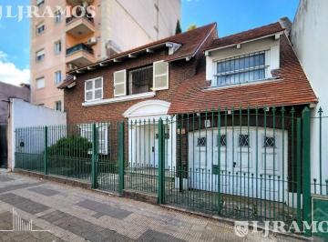 Casa · 290m² · 6 Ambientes · 1 Cochera · Casa en Venta 6 Amb con Jardin y Pileta