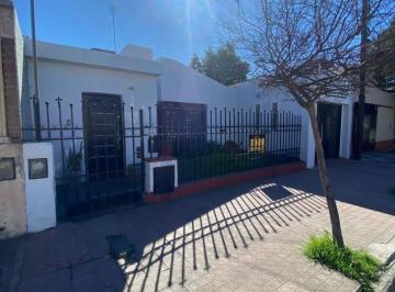 Casa · 140m² · 7 Ambientes · 1 Cochera · Casa de 3 Dorm. con Quincho en Barrio Ameguino Excelente Ubicacion