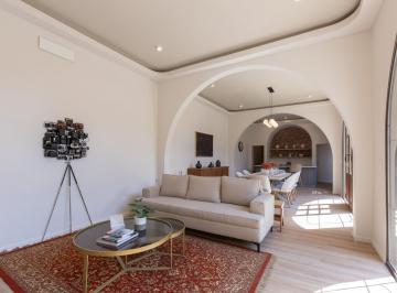 Casa · 203m² · 7 Ambientes · 1 Cochera · Casa de 4 Dorm. con Jardin, Pileta en Venta