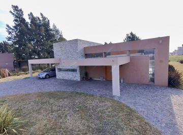 Casa · 242m² · 4 Ambientes · 3 Cocheras · Area 60 - La Victoria - Casa en Venta