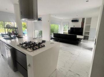 Casa · 234m² · 5 Ambientes · 1 Cochera · Casa en Venta Haras del Sur I