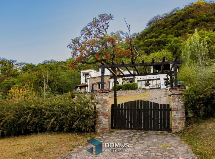 Casa · 360m² · 4 Dormitorios · 2 Cocheras