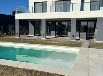 Casa · 212m² · 6 Ambientes · 2 Cocheras · Casa en La Plata