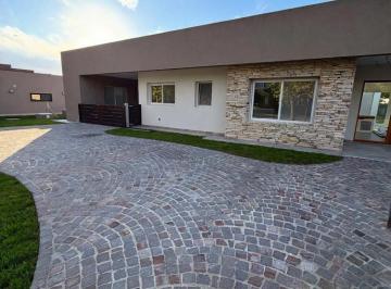 Casa · 180m² · 5 Ambientes · 1 Cochera · Casa en Venta Apta Crédito Haras del Sur 2