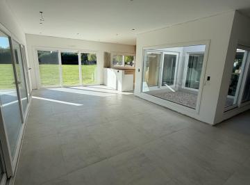 Casa · 260m² · 4 Ambientes · 1 Cochera · Casa en Venta Haras del Sur 2