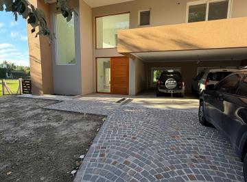 Casa · 300m² · 5 Ambientes · 2 Cocheras · Casa en Venta Haras del Sur 2