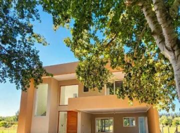 Casa · 300m² · 5 Ambientes · 2 Cocheras · Casa en Venta Haras del Sur 2