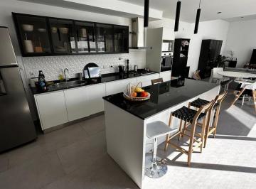 Casa · 180m² · 4 Ambientes · 2 Cocheras · Casa 3 Dorm. en Venta La Plata