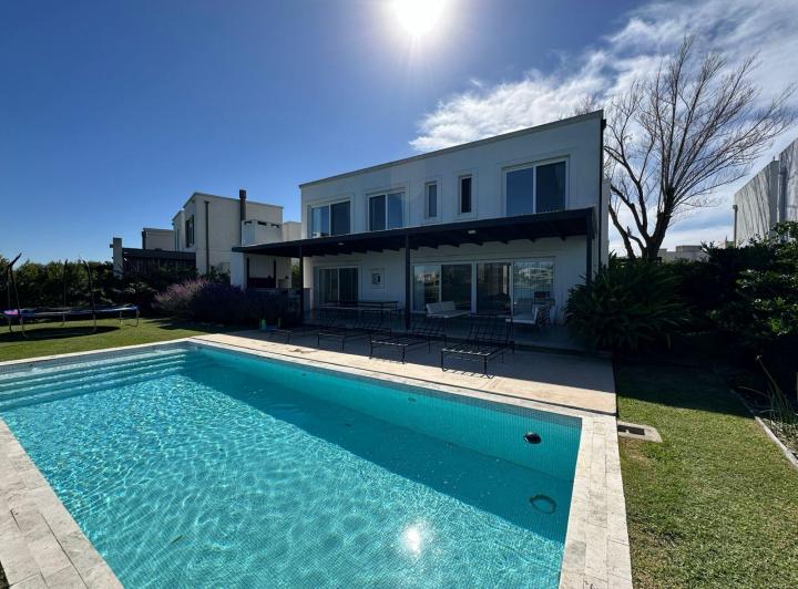 Casa · 400m² · 8 Ambientes · 4 Cocheras