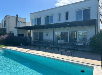 Casa · 400m² · 5 Dormitorios · 2 Cocheras · Casa en Barrio Barbarita