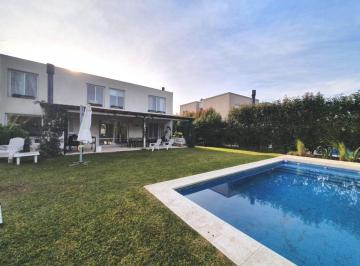 Casa · 230m² · 4 Dormitorios · 6 Cocheras · Excelente Casa en Lote Interno!
